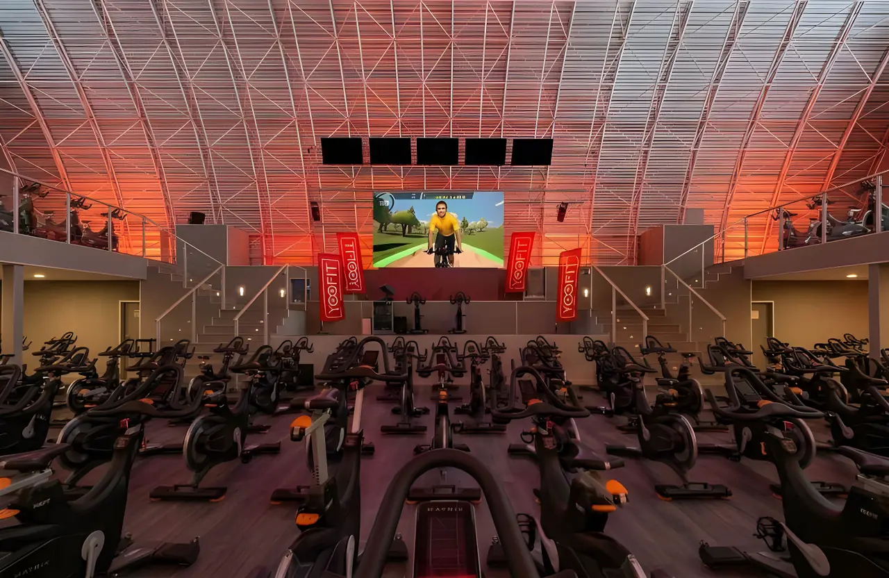 Sala de ciclo indoor en un gimnasio